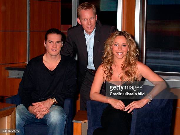 Fernsehmoderator, Dmit den Gästen Mariah Carey, Sängerin, und Thomas Haas, Tennisspieler in seiner "Johannes B. Kerner - Show" im ZDF