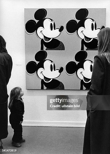 Visitors in front of the "Mickey Mouse" of Andy Wahrol in the exhibition "Andy Warhol - Bilder 1961-1981" in the Lenbachhaus in Munich, 1982