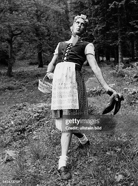 Monty Pythons, Comedians, Great Britain, portrait of actor John Cleese *-, - during shootings for "Monty Pythons's Flying circus: daffing for...