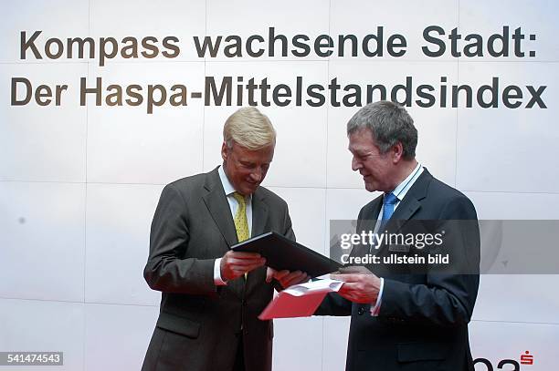 Jurist, Politiker, CDU; DErster Bürgermeister der Hansestadt HamburgWerner Matthews überreicht ihm die Haspa-Studie "Kompass Wachsende Stadt"