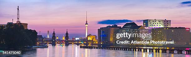 kreuzberg, the spree river, the oberbaumbrucke (oberbaum bridge) and the fernsehturm (tv tower) - spree river foto e immagini stock