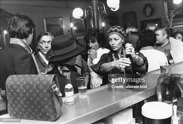 Schneider, Romy *-+Schauspielerin, D- mit Sohn David und ihrem Ehemann, dem Schauspieler und Regisseur Harry Meyen, am Tresen einer Bar in St....