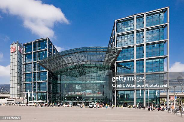 berlin hauptbahnhof (central station), the exterior - berlin hauptbahnhof stock-fotos und bilder