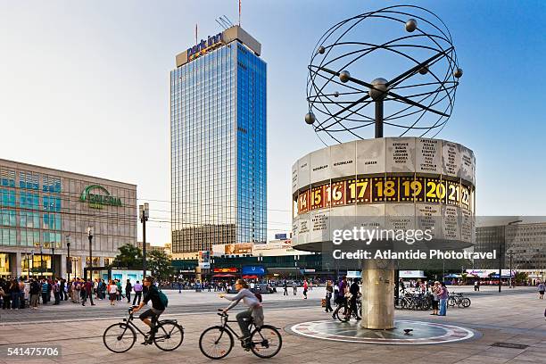 alexanderplatz (square), the weltzeituhr (world clock) and the interhotel stadt berlin now park hotel - alex stockfoto's en -beelden