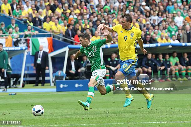 Wes Hoolahan of Republic of Ireland compete for the ball against Kim Kallstrom of Sweden during the UEFA EURO 2016 Group E match between Republic of...