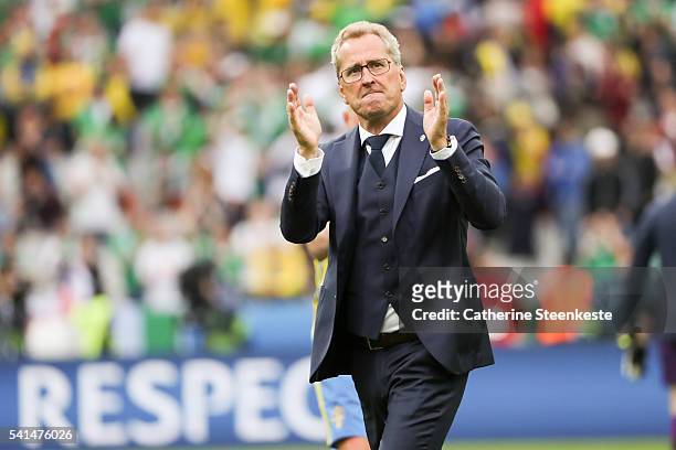 Erik Hamren Head Coach of Sweden applauds the supporters after the UEFA EURO 2016 Group E match between Republic of Ireland and Sweden at Stade de...