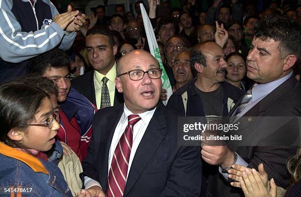 Politiker, ZypernMinisterpräsident der "Türkischen Republik Nord-Zypern"mit Demonstranten im Nordteil von Nicosia für die Wiedervereinigung Zyperns