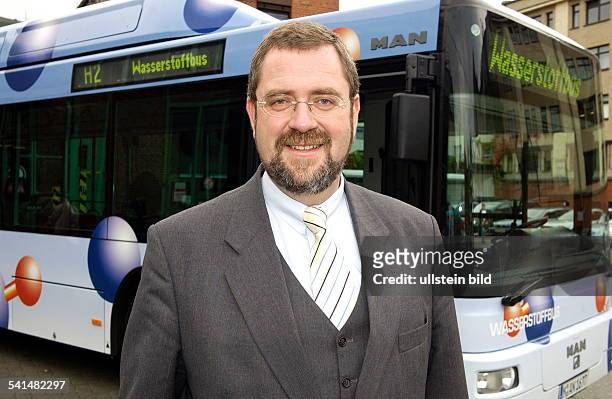 Manager, DVorstandsvorsitzender der Berliner Verkehrsbetriebe BVGvor einem mit Wasserstoff angetriebenen Brennstoffzellenbus