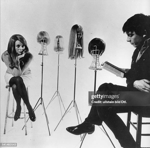 David Bailey*- Fotograf, Grossbritannienim Studio mit seiner Frau, der Schauspielerin Catherine Deneuve- 1965