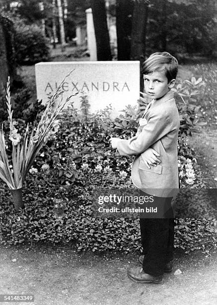 Alexandra *-+Singer, Pop Music, Germanyson Alexander standing at her grave at the Westfriedhof in Munich- 1971