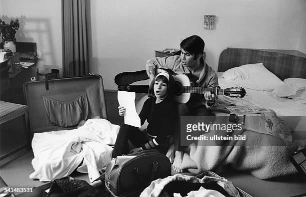 Ofarim, Esther *-Saengerin, Schauspielerin, Israel - mit ihrem Mann Abi, in einem Muenchener Hotelzimmer, beide singen, Abi spielt Gitarre- 1966