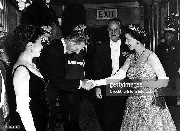 Schauspieler, USAwird von der englischen Königin Elizabeth II. Aus Anlass der Filmpremiere von "Me and the Colonel" begrüßt- 28. 10.1958