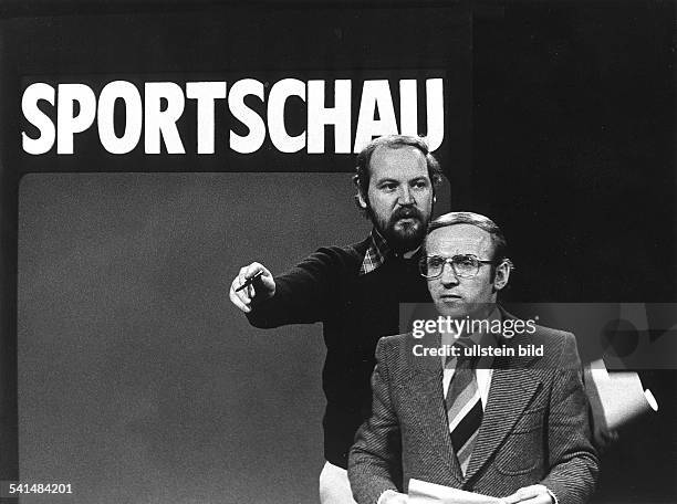 Sportjournalist Dals Moderator der ARD Sportschau vor dem Schriftzug; hinter ihm der Regisseur