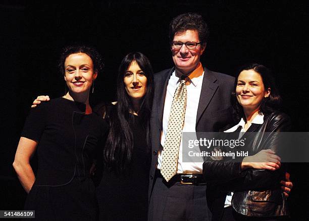 Journalist, Autor, Dmit den Schauspielerinnen Maria Schrader und Barbara Auer und der Autorin Zeruya Shalev, Israel, auf der Abschlussgala der...