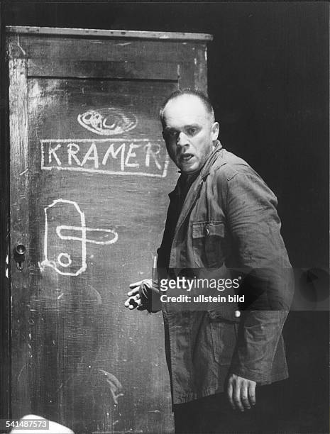 Schauspieler, Sänger, Dals Beckmann in dem Stück "Draußen vor der Tür" von Wolfgang Borchert in den Hamburger Kammerspielen