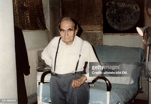 Rudolf Hess*26.04.1894-+Politician, NSDAP, GermanyHess in the War-criminal prison in Berlin Spandau, probably in his cell- undated, around 1986