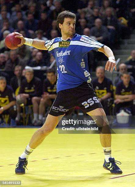 Sportler, Handball, DTBV Lemgoin Aktion mit Ball