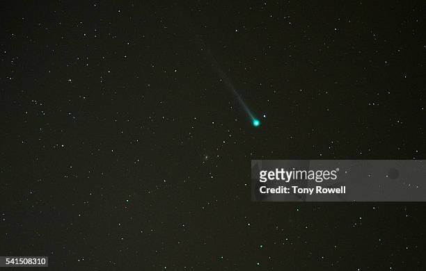 comet ison moves across the night sky over the white mountains of california - comite foto e immagini stock