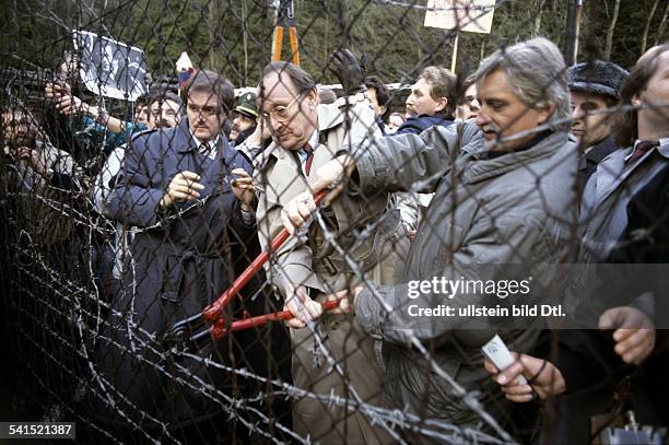 Dia*-Politiker, FDP, DBundesaussenminister 1974-1992durchschneidet symbolisch mit dem tschechischen Außenminister Jiri Dienstbier den Stacheldraht an...