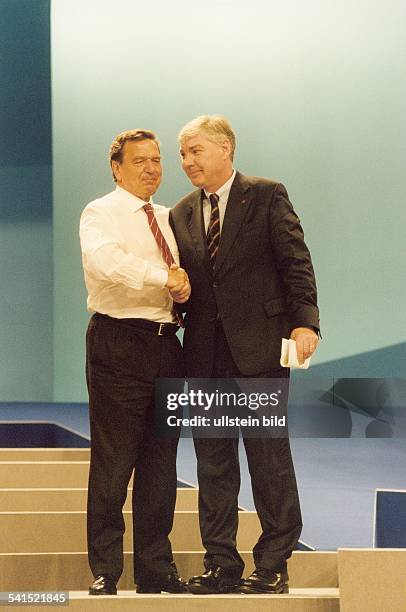 Politiker, SPD, DBundeskanzler 1998-der Kanzler und der DGB-Vorsitzende Michael Sommer schütteln sich auf dem SPD-Parteitag in Berlin die Hände.