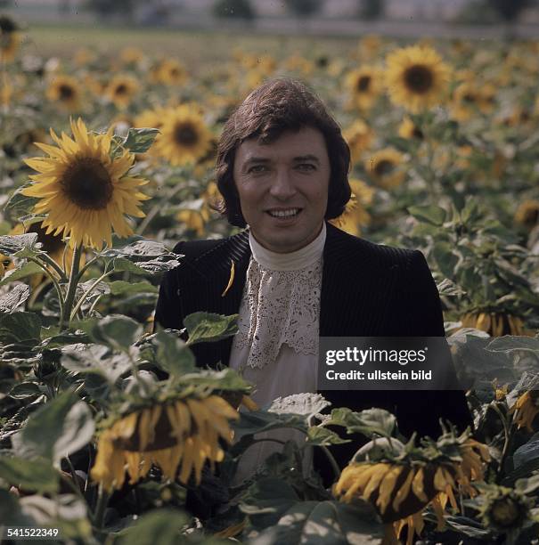 Gott, Karel *-Musiker, Saenger, Schlager, Tschechoslowakei - Portrait im Sonnenblumenfeld- 1969