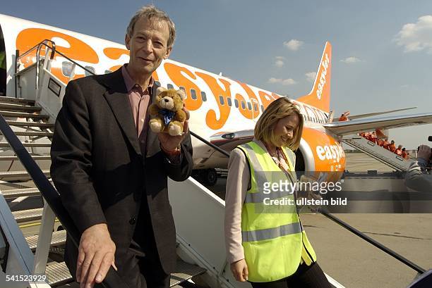 Vorstandsvorsitzender der Airline easyJet, Grossbritannienauf der Gangway eines Airbus nach dem Erstflug der Airline nach Deutschland auf dem...
