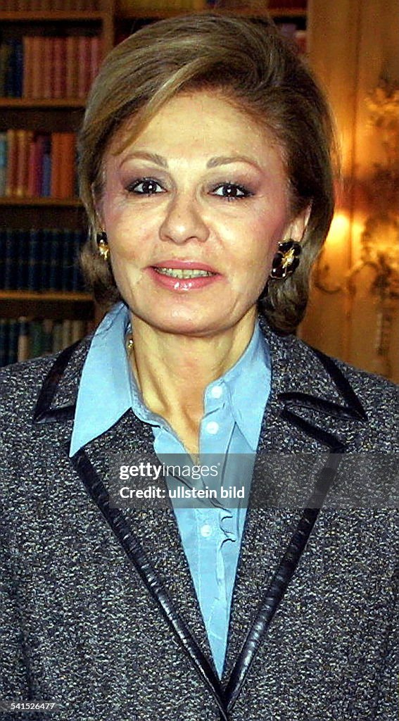 Diba Pahlavi, Farah *-Kaiserin des Iran, 1967-1980 - Portrait News ...