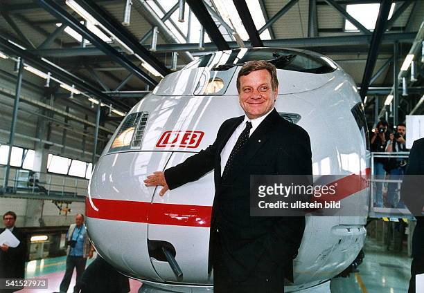 Ingenieur, Manager, DVorstandsvorsitzender Deutsche Bahn AGsteht vor einem Triebwagen eines ICE- Mai 2000