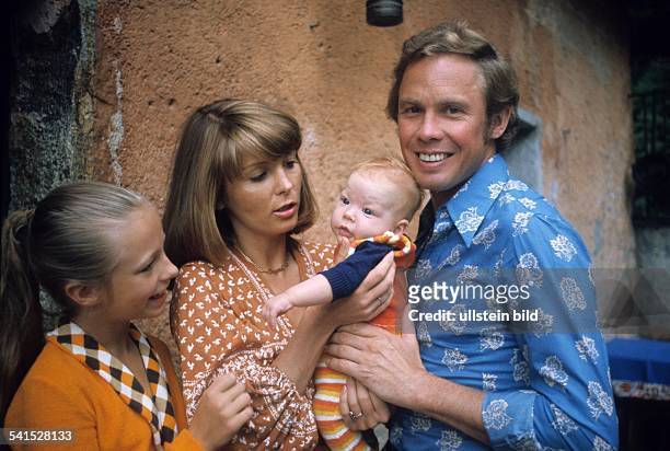 Kraus, Peter *-Schauspieler, Saenger, Entertainer, Dmit seiner Frau Ingrid deren Tochter Gabrielle und seinem Sohn Michael- 1973