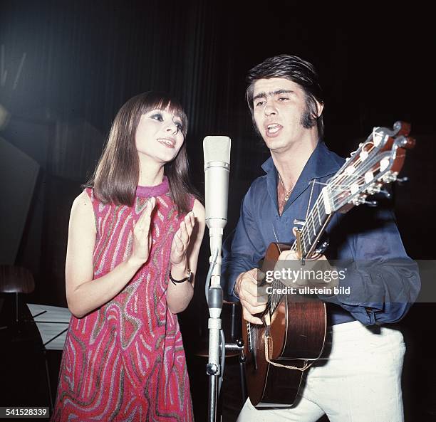 Ofarim, Esther *-Saengerin, Schauspielerin, Israel - mit ihrem Mann Abi bei einem Auftritt, beide singen, Abi spielt Gitarre- 1969