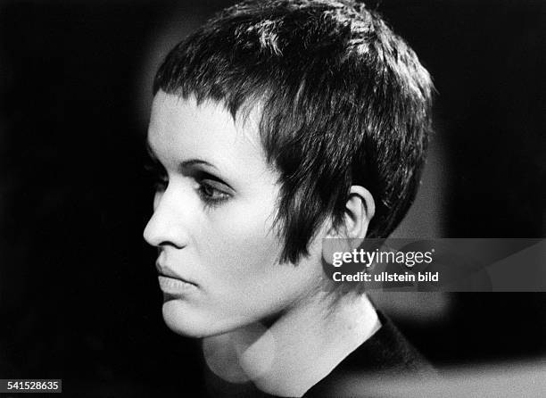 Julie Driscoll*-Jazz singer, Great Britainportrait during a concert at the Berlin Jazz Festival 1968 in the philharmonic hall, Berlin