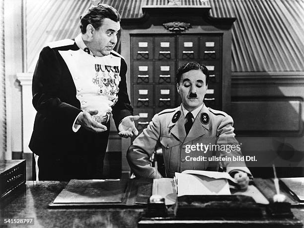 Chaplin, Charlie - Actor, film director, Great Britain - *16.04.1889-+ Scene from the movie 'The Great Dictator' as Adenoid Hynkel with his servant...