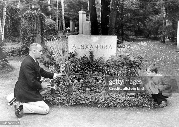 Alexandra *-+Singer, Pop Music, Germanyson Alexander and her husband Nikolai putting flowers on her grave at the Westfriedhof in Munich- 1971