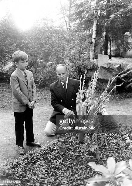 Alexandra *-+Singer, Pop Music, Germanyson Alexander and her husband Nikolai putting flowers on her grave at the Westfriedhof in Munich- 1971