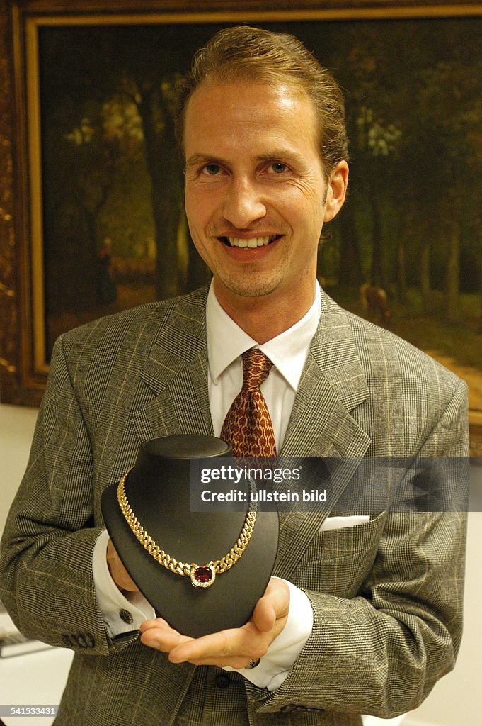 Koch, Lars - Unternehmer; D, präsentiert ein Collier