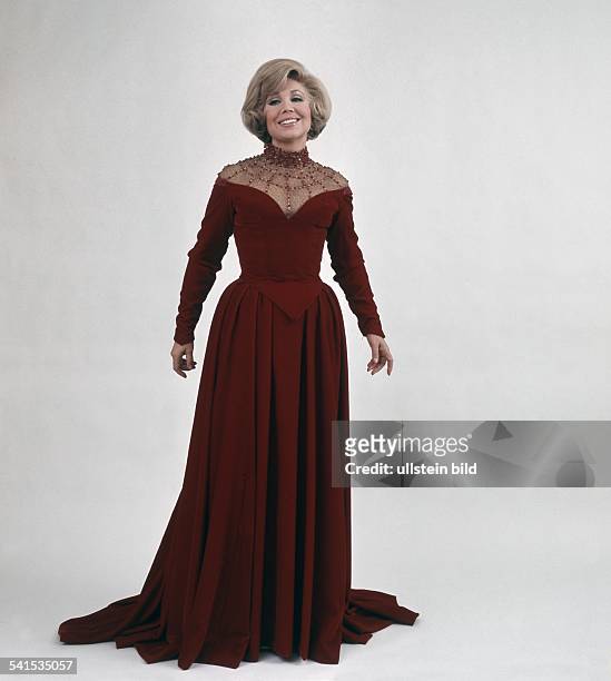 Sängerin, Sopran, DPorträt in einem roten Kleid - 1972