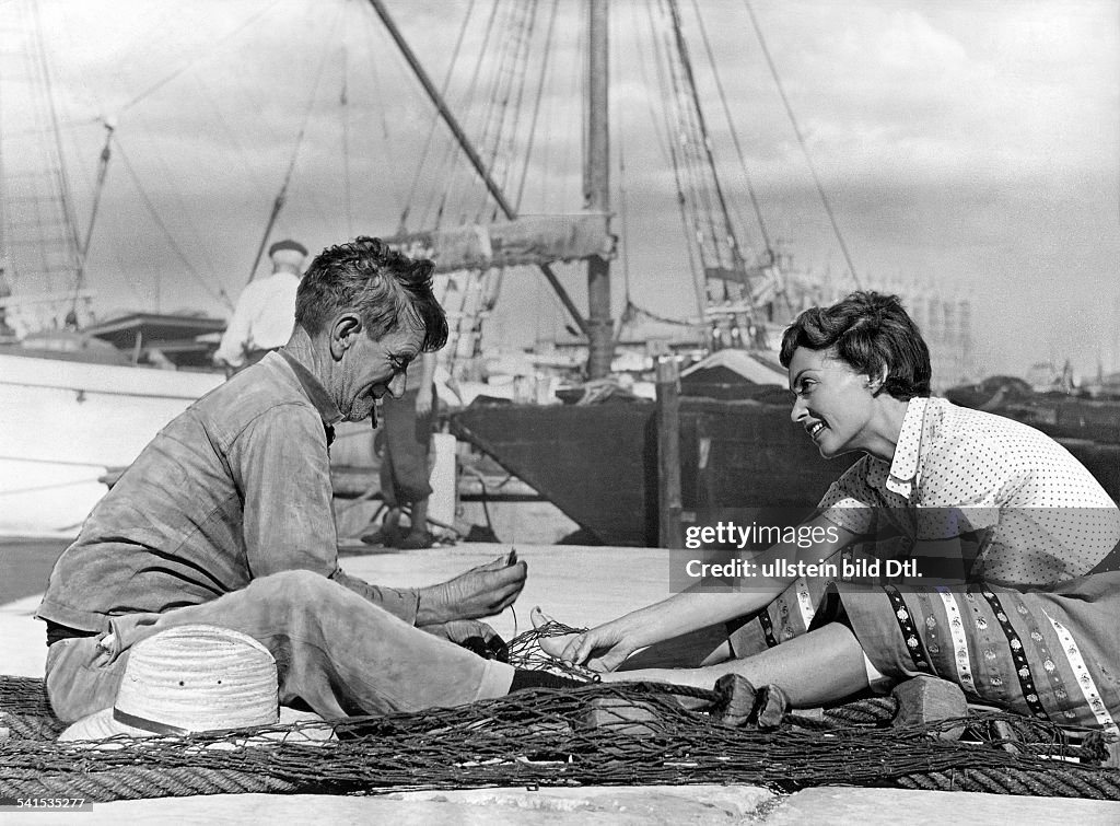 Lilli Palmer, *25.05.1914-27.01.1986+, Actress, Germany - with a fisher during the shooting of the film "Between Time and Eternity", director: Arthur Maria Rabenalt - Germany, 1956