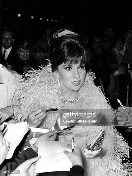 Gina Lollobrigida*-Schauspielerin, Italiengibt auf dem Filmball während der Filmfestspiele in Berlin Autogramme- Juli 1965