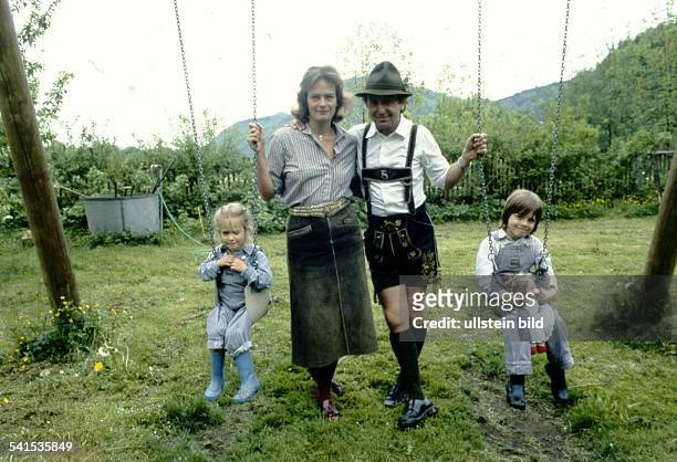 Clarin, Hans *-+Schauspieler, Synchronsprecher, D- mit seinen Kindern Philip und Anna und Ehefrau Margarete - 1981