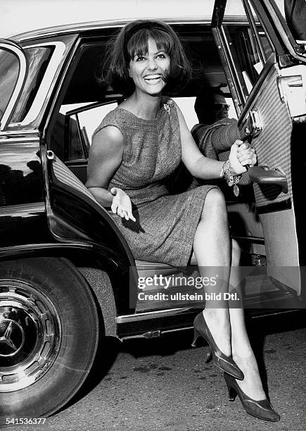Schauspielerin, Italien- schaut aus einem Mercedes- 1965