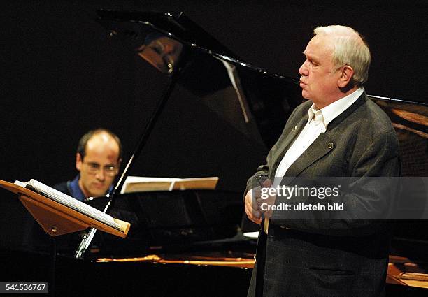 Opernsänger, Bass, Dbei einem Auftrit in der Philharmonie in Köln in Begleitung von Pianist Stefan Irmer am Klavier