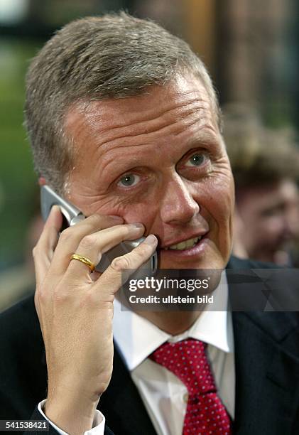 Manager, DVorstandsvorsitzender der T-Mobile International AG, Vorstand Deutsche Telekom für Mobilfunk und OnlinePorträt, telefoniert mit Handy