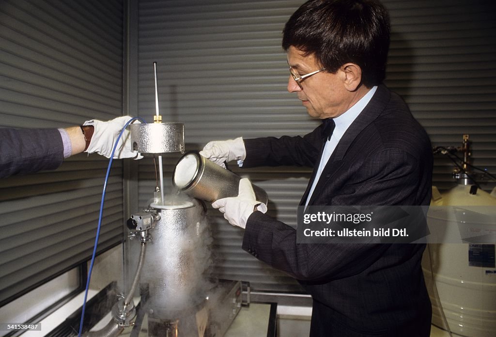 Heinz Riesenhuber, Politiker, Chemiker, CDU, D - füllt Stickstoff in eine supraleitende Antenne