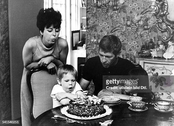 Filmschauspieler, USAmit seiner Frau Beverly Kelly, deren Tochter Lisa und dem gemeinsamen Sohn James- 1967