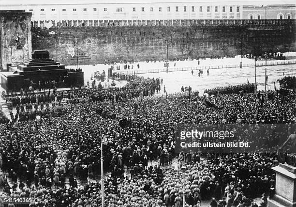 Vladimir I. Lenin Vladimir I. Lenin *22.04.1870-+ Politician, communist, Soviet Union Crowds gathering in front of the Lenin Mausoleum at Red Square,...