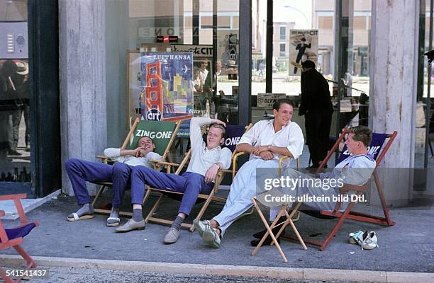 " Martin Lauer, German athlete - Runners of the German relay team during the Olympic Games in Rome. From left: Armin Hary, Walter Mahlendorf, Martin...