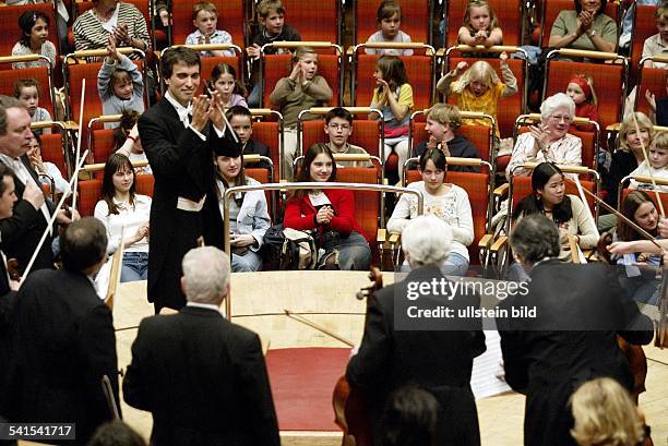 Musiker, Dirigent; Italienleitet das "Russische Nationalorchester" bei einem Kinderkonzert in der Kölner Philharmonie
