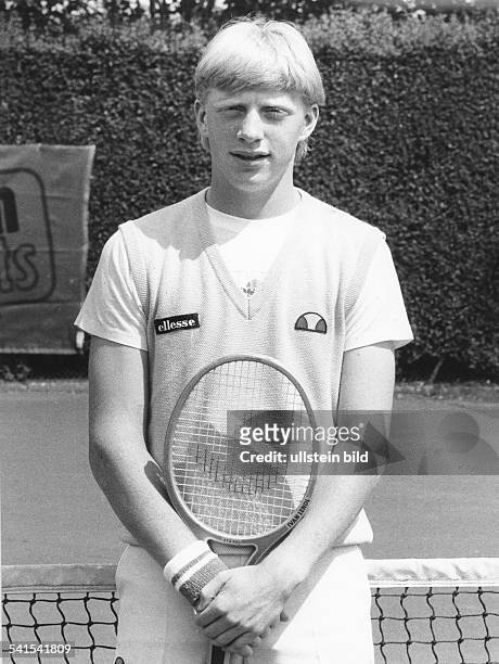 Tennisspieler, DHalbfigur mit Tennisschläger- undatierte Aufnahme um 1984