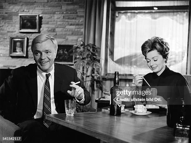 Lilli Palmer, *-+, Actress, Germany - with Peter van Eyck in the film "Finden Sie, dass Constanze sich richtig verhaelt", director: Tom Pevsner -...