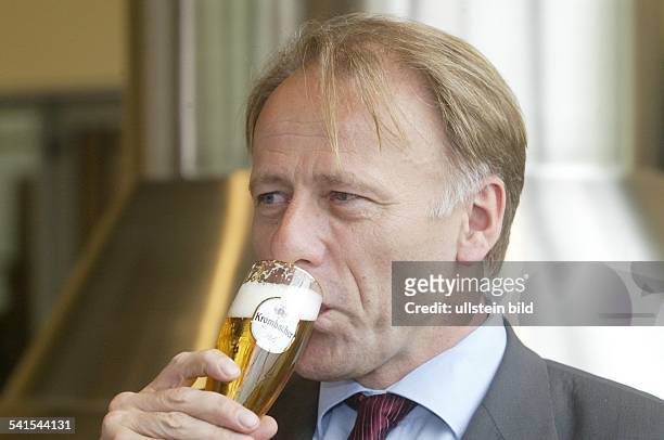 Politiker, Bündnis 90/ Die Grünen; DBundesminister für Umwelt, Naturschutz und ReaktorsicherheitPorträt trinkt ein Glas Bier